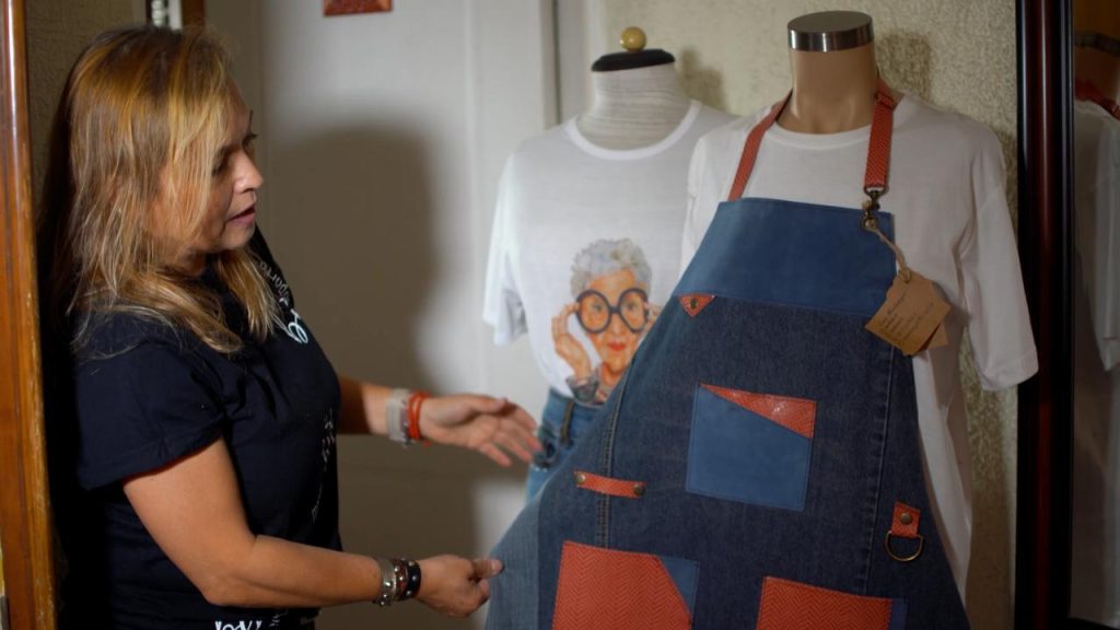 Imagen de la fundadora de By Monteporto mostrando una pechera hecha de jeans