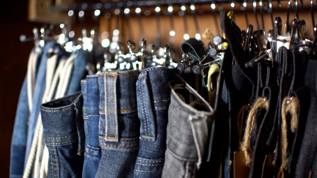 jeans colgados en un clóset.