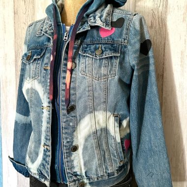 CHAQUETA CUSTOMIZADA CORAZONES, C/GORRO T.M
