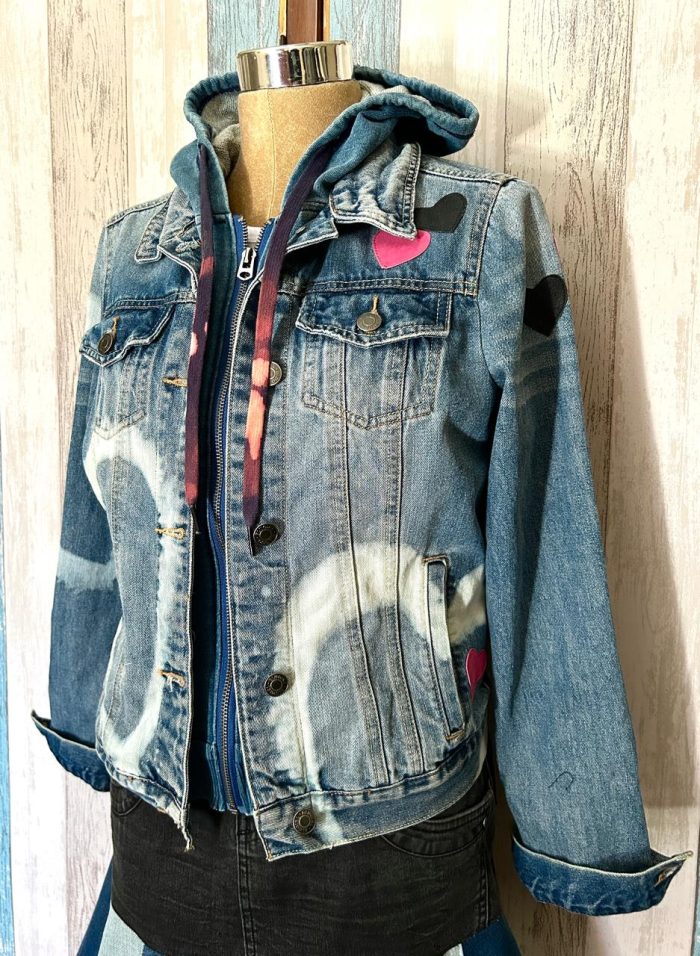 CHAQUETA CUSTOMIZADA CORAZONES, C/GORRO T.M