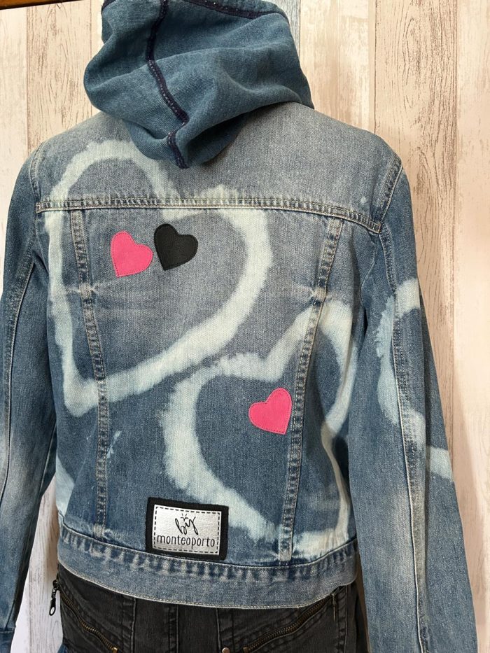 CHAQUETA CUSTOMIZADA CORAZONES, C/GORRO T.M - Imagen 3