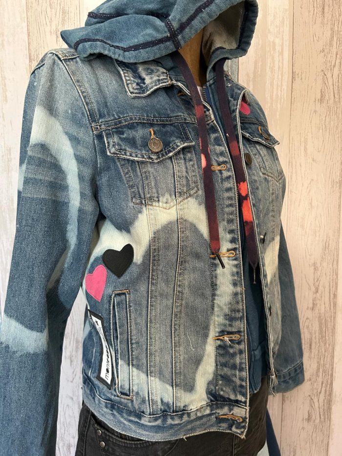 CHAQUETA CUSTOMIZADA CORAZONES, C/GORRO T.M - Imagen 2